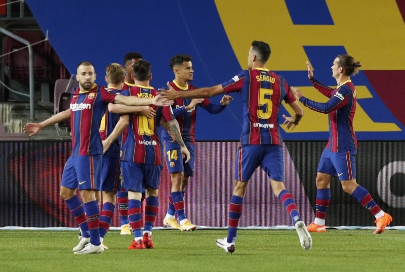 Soccer Football - La Liga Santander - FC Barcelona v Sevilla - Camp Nou, Barcelona, Spain - October 4, 2020 Sevilla's Fernando in action with Barcelona's Neto REUTERS/Albert Gea